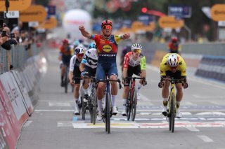 Mads Pedersen est le premier maillot rose du Giro KEYSTONE/EPA/GEORGI LICOVSKI